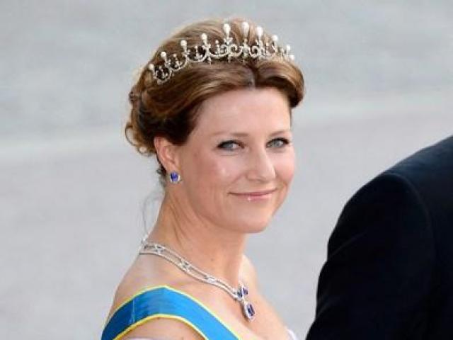 Công chúa Na Uy từ bỏ tước hiệu hoàng gia trong công việc, công khai bạn trai mới người Mỹ