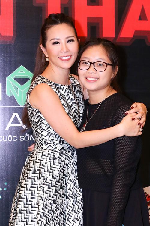 Cô bé từng hơi mập, đường nét khuôn mặt chưa rõ ràng. 