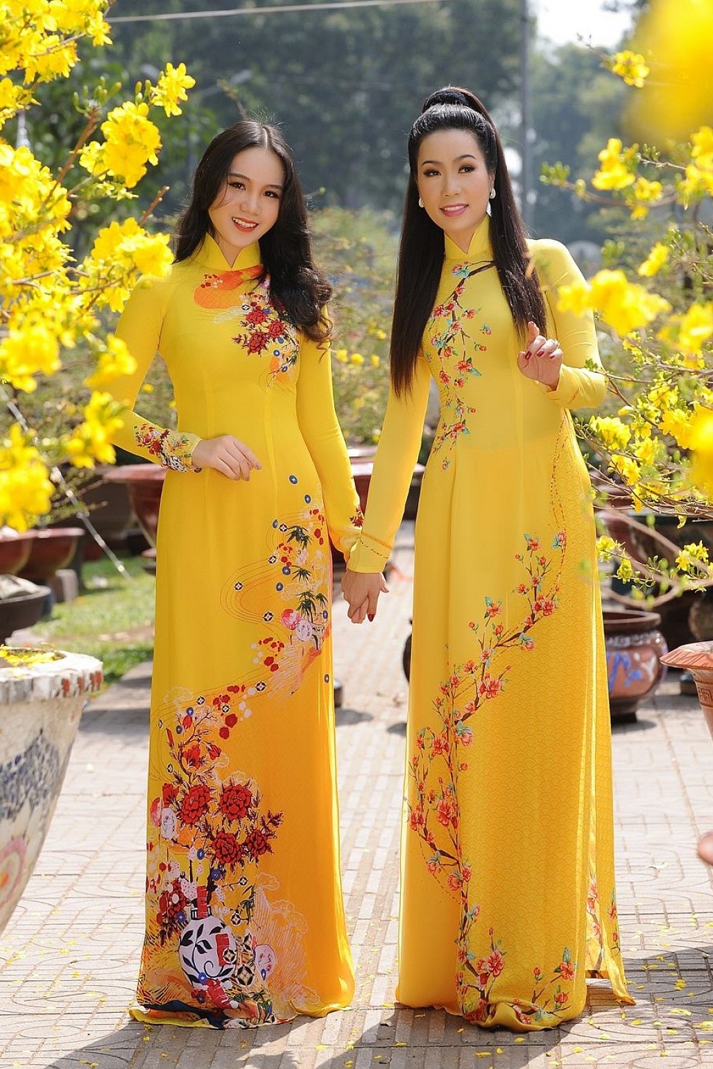 Hai mẹ con diện áo dài chụp ảnh đón năm mới. 