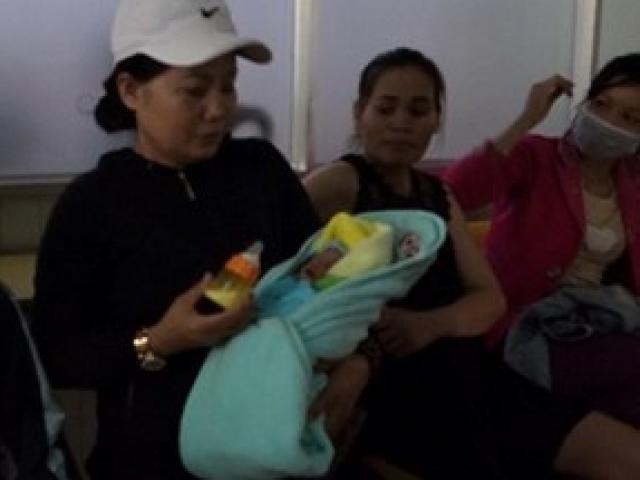 Tin tức trong ngày - Phát hiện bé gái bị bỏ rơi bên lề đường trong tình trạng tím tái