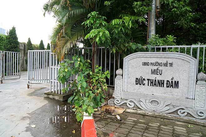 Miếu Đức Thánh Đầm nằm trên đường Miếu Đầm, đi chung lối với một đường dẫn vào Trung tâm hội nghị quốc gia.