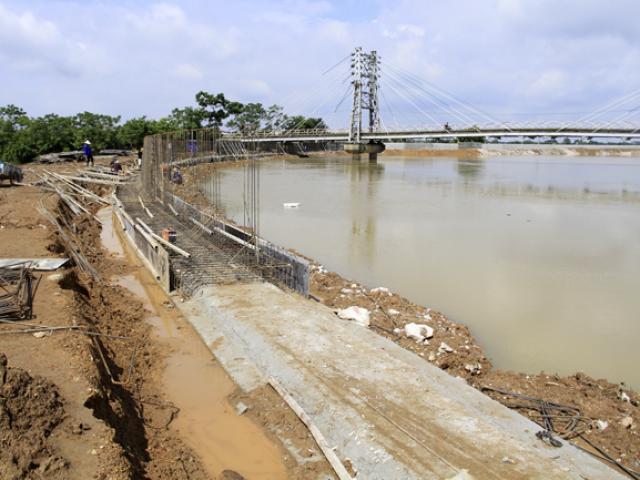 Tin tức trong ngày - Đê bê tông "khổng lồ" gần 40 tỷ đồng ngăn lụt cho nội thành Hà Nội