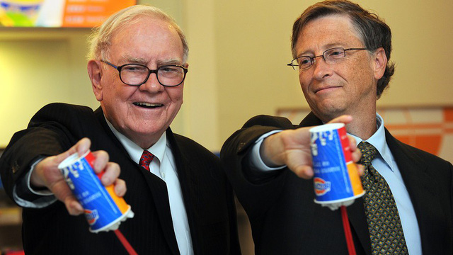 Hai vị tỷ phú hàng đầu thế giới cùng nhau làm kem tại cửa hàng của Buffett. Nguồn: Cnet.