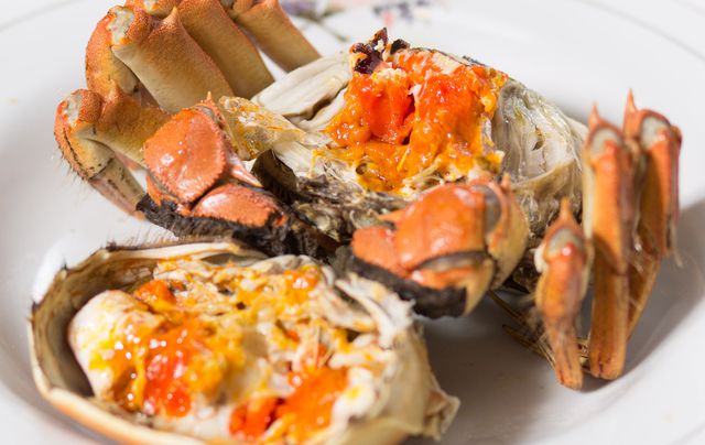 Không chỉ các cửa hàng hải sản bán cua này, một số nhà hàng ở TP.HCM và Hà Nội cũng chế biến thành món đặc sản. Giá của loại cua này tại các nhà hàng lên tới 3 - 4 triệu đồng/kg.