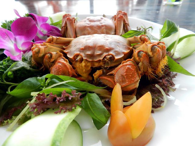 Món cua lông hấp rượu Hoa Điêu không chỉ là món ăn thuần túy mà còn là bài thuốc quý giúp khí huyết lưu thông, ngăn chặn sự mỏi mệt, giúp tinh thần hưng phấn. 