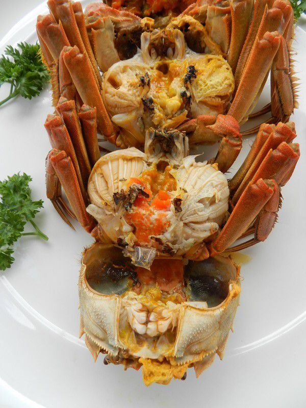 Tại Hồng Kông, nếu vào mùa, cua được bán ở mọi chợ, nhà hàng, thậm chí còn xuất hiện trên máy bán hàng tự động ở ga tàu ngầm.