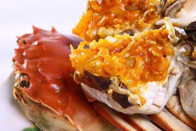 Cua lông bán trên thị trường hiện nay đa phần là cua nhập từ Hồng Kông, Thượng Hải, và được chia thành nhiều loại, tùy vào trọng lượng. Ngoài ra, giá cua đực, cua cái cũng chênh nhau ít nhiều vì chất lượng thịt của cua đực ngon hơn cua cái (cua đực thịt nhiều gạch ít, cua cái thịt ít gạch nhiều). Hiện dân buôn thường nhập cua sống về bán trực tiếp, một số nơi bán cua hấp sẵn.