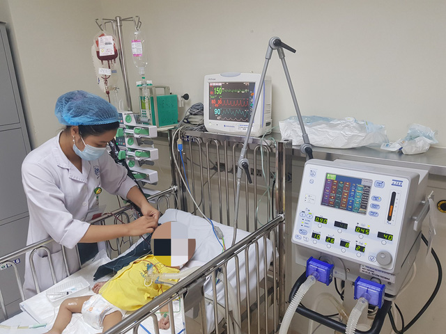 Chăm sóc trẻ ở Bệnh viện Nhi Trung ương. Ảnh: V.Thu