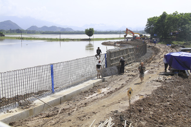 &nbsp;Đoạn đê tả Bùi đang được gấp rút hoàn thiện để đề phòng mưa lớn, ngập úng.&nbsp;Theo đơn vị xây dựng, hiện còn khoảng 300 - 500 mét cuối cùng, từ khu vực cầu Cốc đến hết trạm bơm (xã Thanh Bình, Chương Mỹ). (Ảnh: Thành An)