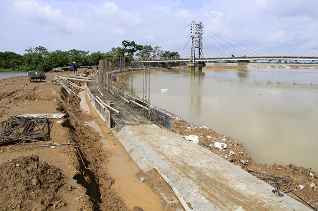 Đê bê tông cốt thép đê tả Bùi khi hoàn thiện sẽ giúp vùng dân cư bên trong đê như khu vực Chương Mỹ, Hoài Đức, Quốc Oai, Hà Đông... yên tâm khi xảy ra mưa lớn, nước dâng cao trên sông Bùi...
