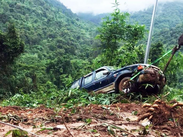 Tin tức trong ngày - Xe của VNPT Lâm Đồng gặp nạn khi đi hỗ trợ vùng lũ, 4 người thoát chết