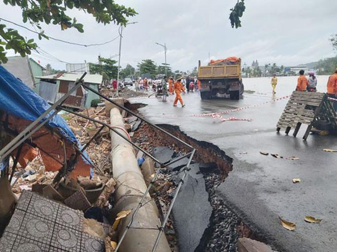 Một đoạn đường bị sạt lở nghiêm trọng ở Phú Quốc, ngày 10-8