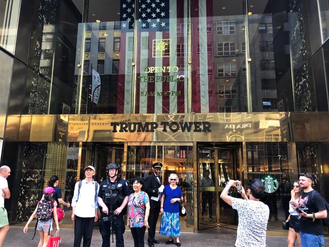 Tại tòa tháp Trump Tower, có hai cửa hàng mang thương hiệu của tổng thống Mỹ - Trump Store, ở sảnh trên và sảnh dưới.