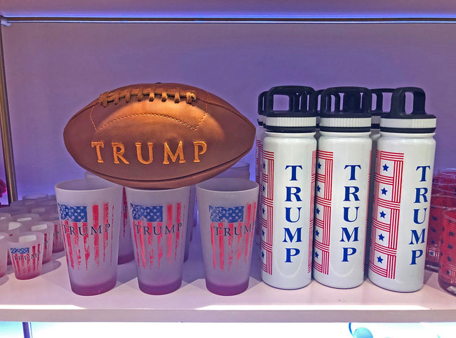 Mọi thứ trong cửa hàng này đều có chữ “Trump” trên bề mặt, bao gồm cả những quả bóng hay cốc uống nước.