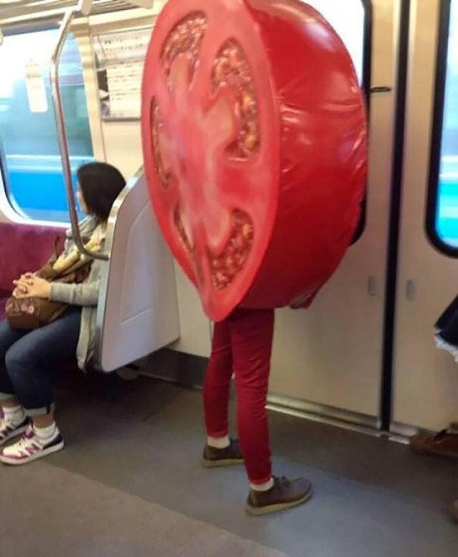 "Cà chua siêu to khổng lồ" xuất hiện trên tàu điện ngầm.