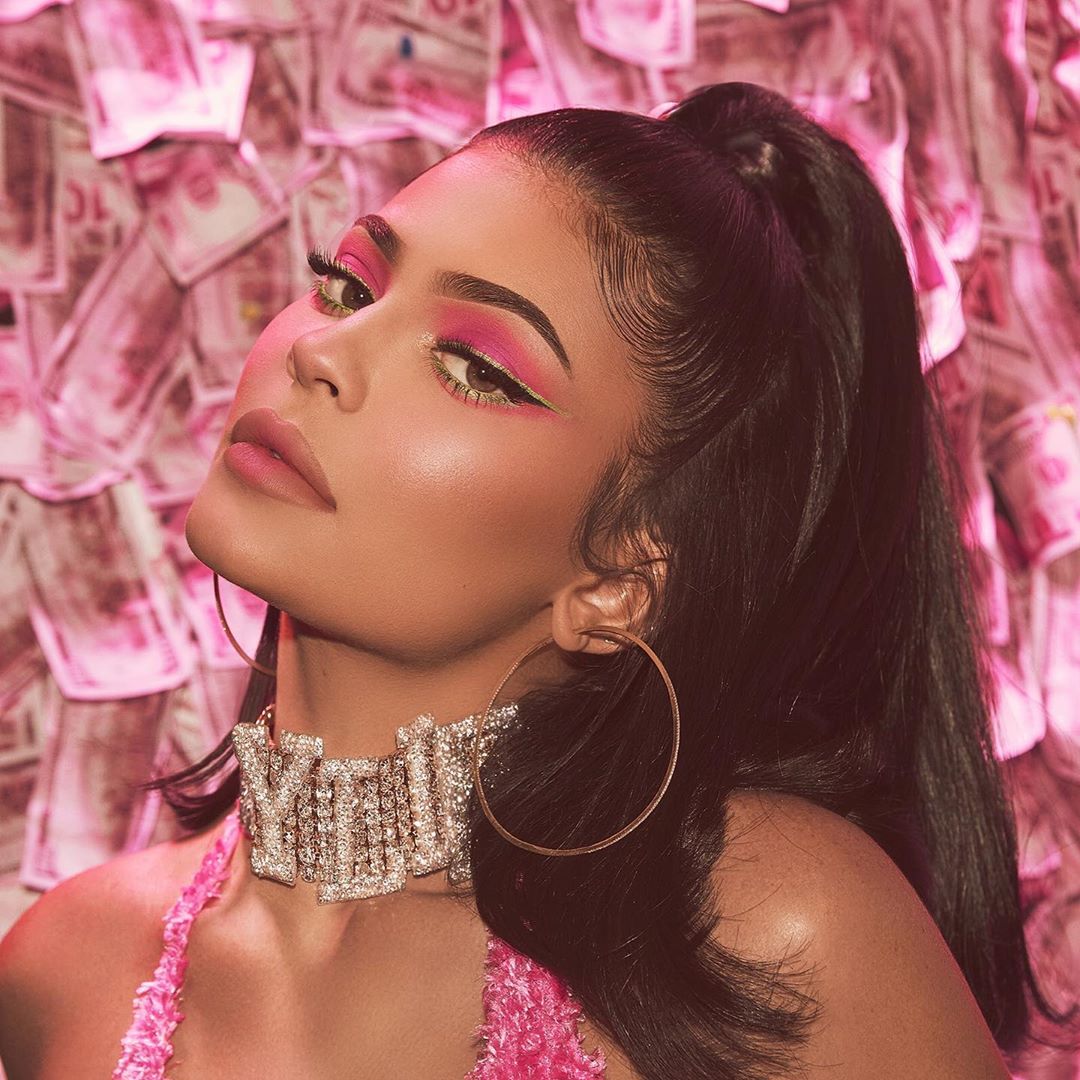 Kylie Jenner lăng xê bộ sản phẩm mới nhân dịp sinh nhật tuổi 22.