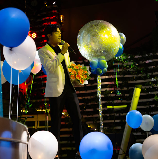 Anh bất ngờ xuất hiện và hát ca khúc "Mãi Mãi một tình yêu" trước sự cổ vũ nhiệt tình từ fan hâm mộ