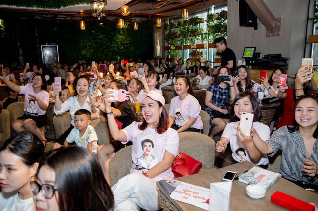 Sự xuất hiện của "soái ca" Quốc Trường khiến dàn fan girl Hà Nội vô cùng phấn khích