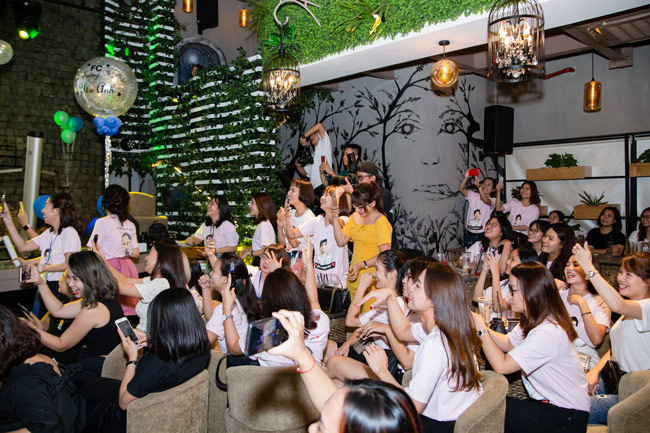 Ai cũng muốn ghi lại khoảnh khắc đáng nhớ khi được tận mắt nhìn thấy thần tượng của mình