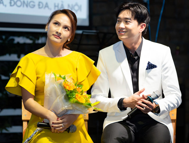 Trong buổi giao lưu, Bảo Thanh đã có cơ hội nói xấu bạn diễn là người rất nghiện điện thoại. "Nhiều lúc cả hai đang ngồi đọc kịch bản thì thấy anh Trường lại cầm điện thoại nhí nhoáy bấm bấm. Mình nhắc anh đoạn này khó, anh tập trung đọc đi thì anh lại cười bảo: "Chuyện công việc anh phải giải quyết thôi, không có gì đâu". Thế nhưng khi diễn cảnh ngủ, anh cũng để điện thoại bên cạnh và mắt cứ chớp chớp nhìn điện thoại xem có gì mới không".