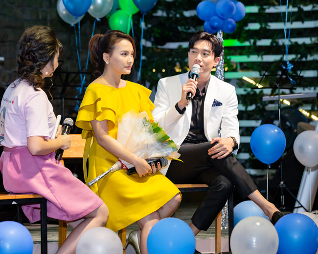 "Xính Lao" cũng chia sẻ kỷ niệm đáng nhớ khi đóng cặp với "Vũ": "Cứ mỗi lần Vũ động vào cu Bon là con lại khóc. Hễ nhìn thấy đã là khóc rồi. Có một lần quay cảnh Vũ đi với Nhã về, trong khi đó Thư cả ngày trông con thì chưa có thời gian để vệ sinh cá nhân. Khi chồng về thì mừng rỡ nhờ chồng trông hộ tí để tắm rửa. Thế nhưng Vũ vừa động vào con là con lại khóc. Lúc đó, mình ở trong toa lét nhìn thấy Bon khóc, đạo diễn vẫy mình ra, thế là trong tâm thế của một bà vợ bị chồng đi ngoại tình, không biết trông con, mình ra quát: "Anh cút đi". Lúc đó đạo diễn rất ưng ý dù nhiều người góp ý rằng, câu chữ như vậy liệu khi lên truyền hình có sao không. Và cuối cùng, cảnh đó vẫn được giữ lại".