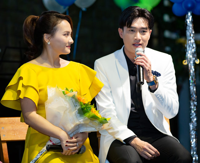 Và cả hội trường như vỡ òa khi Quốc Trường giới thiệu có sự xuất hiện của nữ diễn viên Bảo Thanh