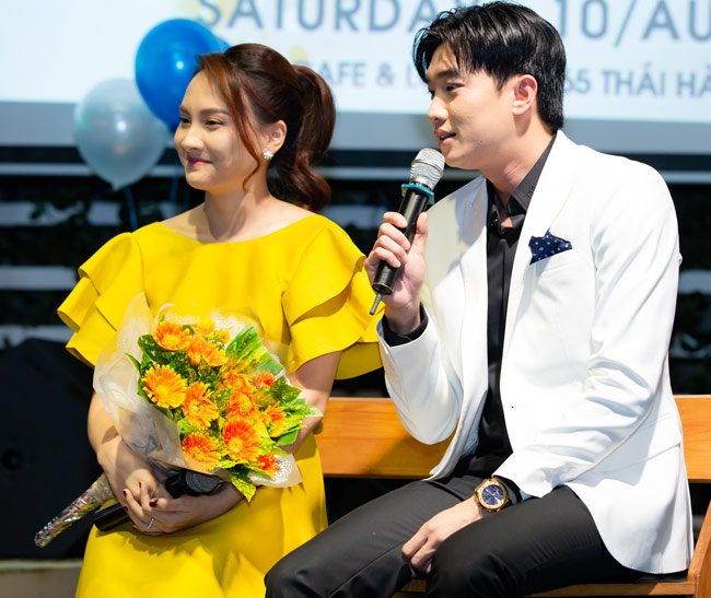 Quốc Trường chia sẻ, anh rất may mắn khi tham gia "Về nhà đi con" được đóng cặp với Bảo Thanh. "Thanh là người làm việc rất chuyên nghiệp, cô ấy diễn rất nhập tâm khiến Trường luôn cuốn theo vai diễn của mình".