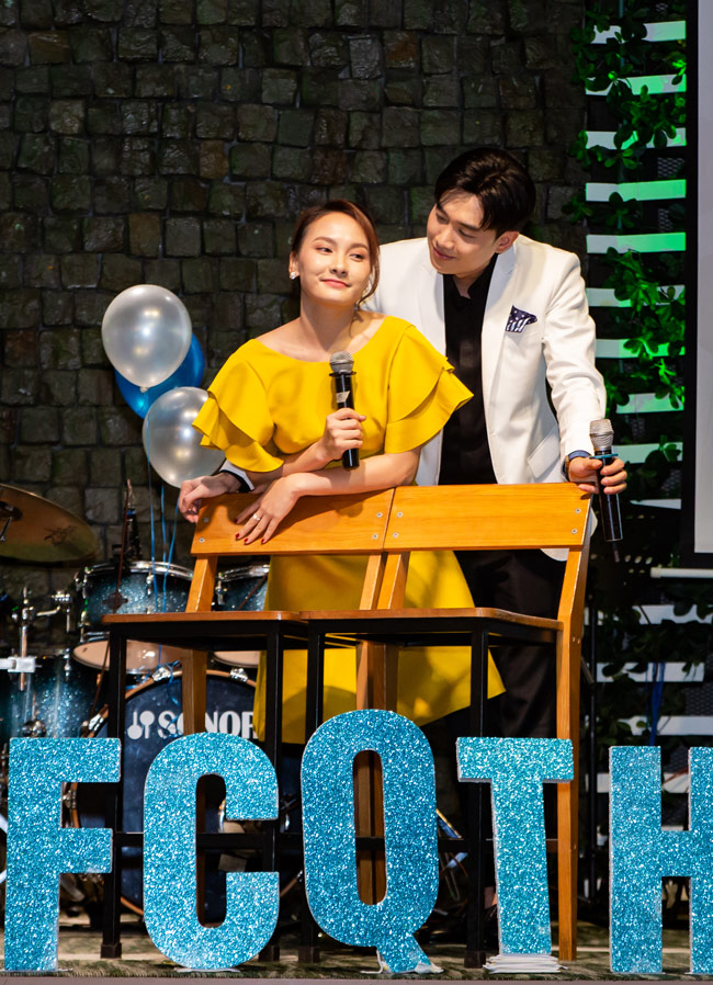 Trong buổi gặp gỡ Fan, cả hai đã tái diễn lại quảnh quay lãng mạn nhất của cặp đôi trong bộ phim "Về nhà đi con" khi cả hai có chuyến đi chơi tại Sapa.