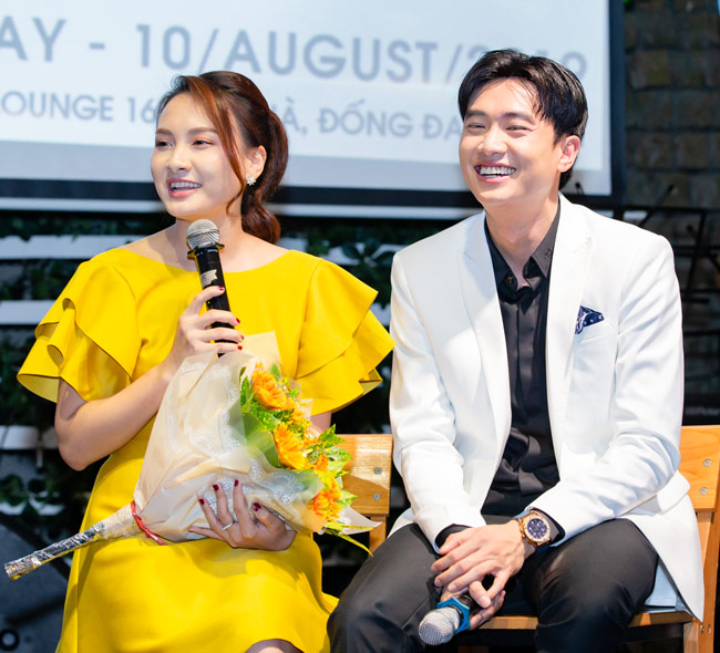 "Nhưng có một lần, vì anh Trường cứ chăm chăm điện thoại, mình tức quá giấu đi. Anh ấy loạn lên tìm khắp nơi không thấy, Thanh mới bảo rằng: "Chưa tìm được thì tí nữa tìm, lo diễn đi đã". Đó cũng là cảnh quay Vũ nói nặng lời với vợ, không ngờ vì bực mình về chuyện mất điện thoại mà anh diễn cáu gắt nhập tâm lắm, không phải diễn lại luôn" - Bảo Thanh cười lớn.