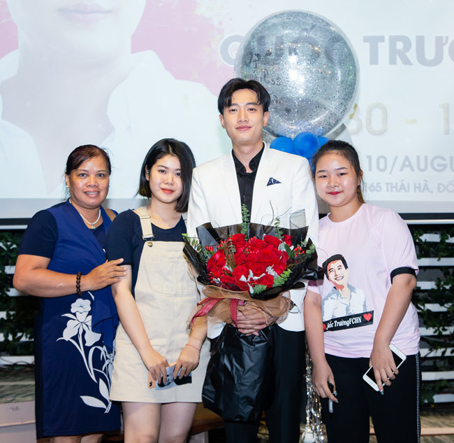 Một người phụ nữ lớn tuổi đã rất xúc động khi lần đầu được gặp gỡ, trò chuyện với nam diễn viên của "Về nhà đi con".