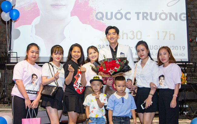 Kết thúc buổi off fan, có rất nhiều em bé vui mừng khi được chụp ảnh chung với "chú Trường".