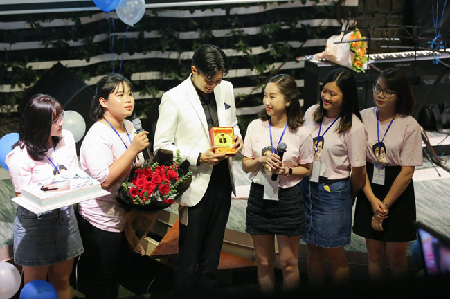 Trong buổi giao lưu, Quốc Trường rất hạnh phúc khi được Fangirl Hà Nội tặng chiếc cúp "Chàng trai vàng trong làng thả thính"