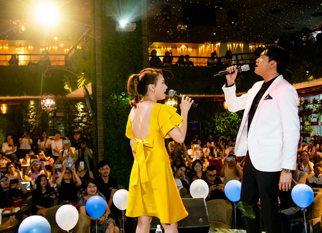 Đặc biệt, trong buổi giao lưu này, cặp đôi Vũ - Thư trong "Về nhà đi con" đã hát tặng fan ca khúc "Cơn mưa tình yêu".