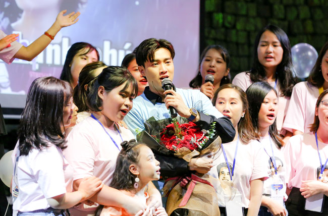 Quốc Trường chia sẻ, anh rất xúc động khi nhận được sự hâm mộ của mọi người. Trong suốt hơn 10 năm làm diễn viên, đây là lần đầu tiên anh cảm nhận được sự thành công của bản thân, cảm nhận được tình yêu, sự quý mến của mọi người dành cho mình. Với anh, không có bất cứ phần thưởng nào lớn lao bằng tình yêu của mọi người dành cho mình.