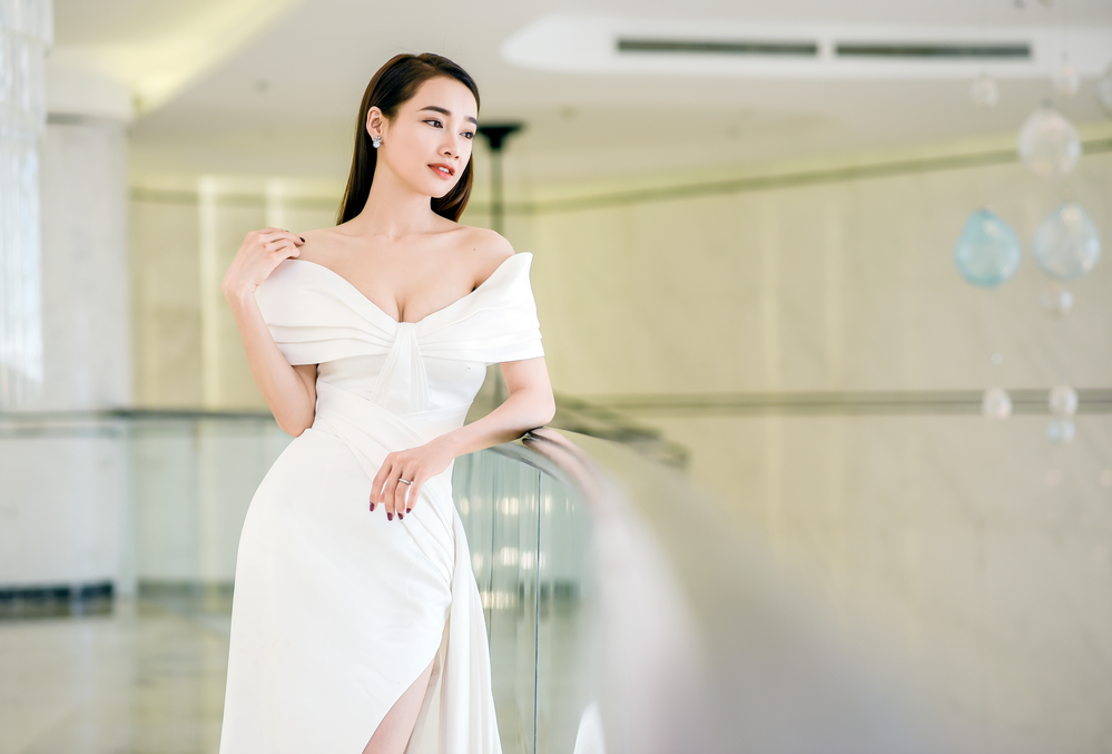 Thân hình đồng hồ cát của người đẹp được phô trọn trong mẫu váy dạ hội trắng tinh khôi.