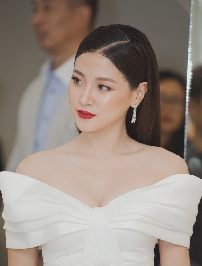 Baifern đụng hàng với cùng 1 chiếc váy, cô tiết chế hơn trong phần khoe thềm ngực so với Nhã Phương.