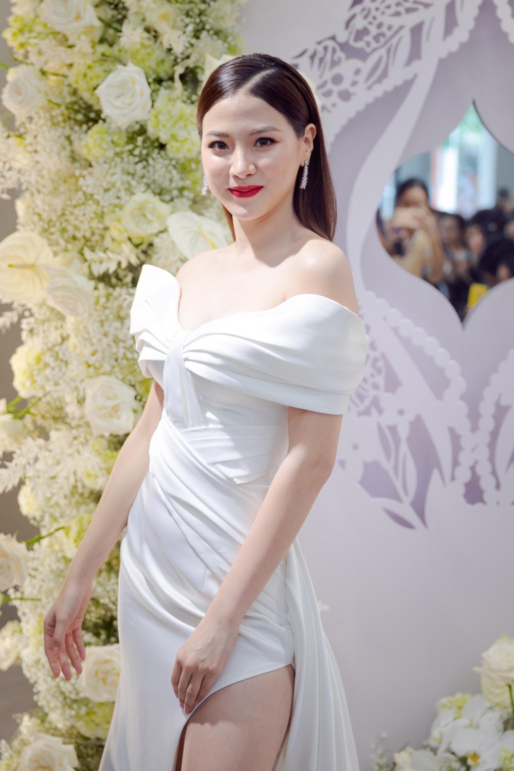 Mỹ nhân Thái Lan và Nhã Phương chỉ chọn khác nhau màu son là có sự khác biệt lớn khi mặc chung 1 chiếc váy.