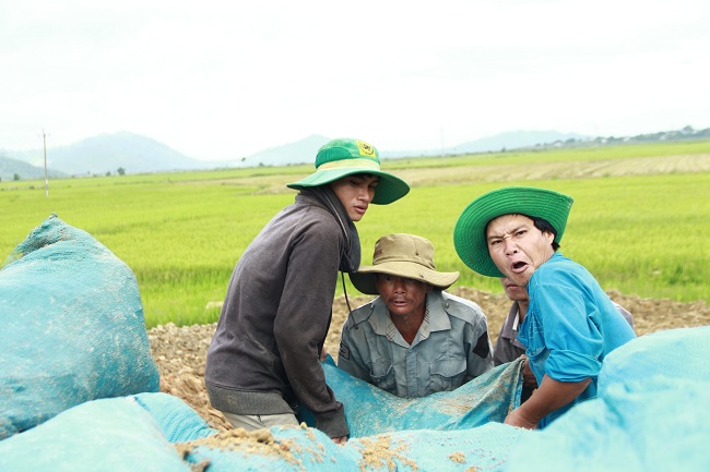 Mọi người tự động viên nhau cố gắng để cứu đê.