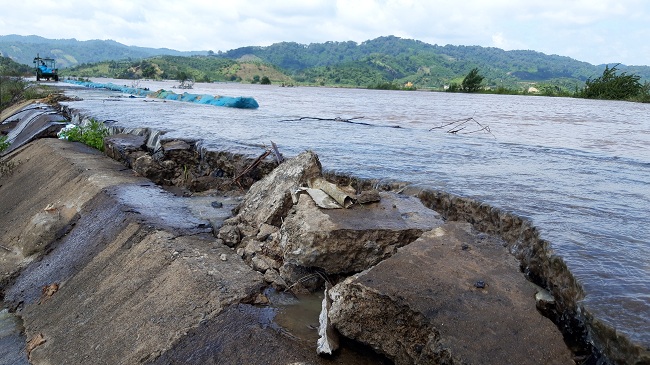 Công trình chạy dọc dòng sông Krông Ana, đi qua qua địa phận các xã Bình Hòa, Quảng Điền (huyện Krông Ana) và xã Dur Kmăl (huyện Lắk). Tuy nhiên, một số đoạn đê bị hư hỏng với vết nứt kéo dài, kèm theo sụt lún.
