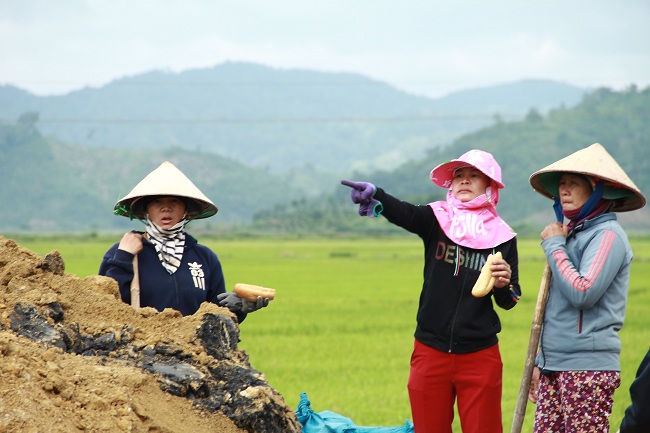 Cô Trương Thị Nghĩa (thôn 3, xã Quảng Điền - ở giữa) lau vội giọt mồ hôi trên trán cho hay, từ đêm hôm qua, người dân cả xã thay phiên nhau cuốc đất, xúc đất vào bao để chở ra đê gia cố. Mặc dù mọi người thức trắng đêm nhưng chẳng ai than mệt mỏi, bởi toàn bộ tài sản của người dân đều nằm ngoài ruộng lúa, có nguy cơ bị mất trắng.