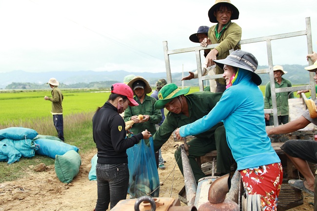 Người dân ăn bánh mì chống đói để tiếp tục công việc.