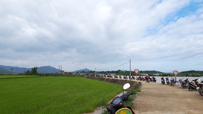 Sáng 11/8, hàng trăm người dân với cuốc, xẻng, xe máy cày... vẫn đang đào xới, dầm mình trong nước gia cố lại 2 đoạn đê Quảng Điền (xã Quảng Điền, huyện Krông Ana, tỉnh Đắk Lắk) bị sự cố tràn nước, có nguy cơ vỡ đe dọa gần 1.000 ha lúa.