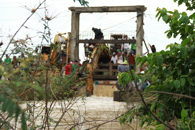 Khu vực cánh đồng B cũng bị sự cố vỡ đập, người dân đã tạm khắc phục được.