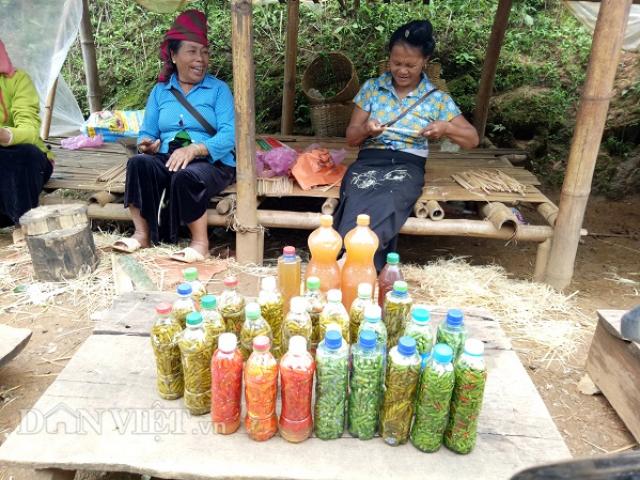 Thị trường - Tiêu dùng - Độc đáo chợ ớt ngâm "hút" khách qua đường ở Sơn La