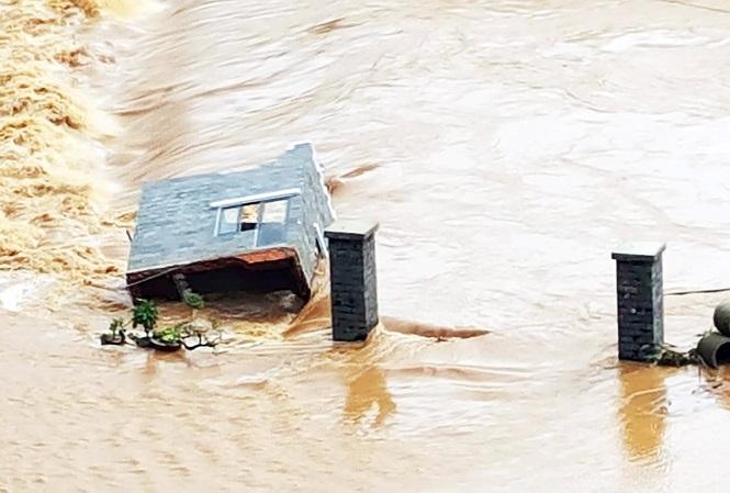 Nhà dân bị lũ kéo sập