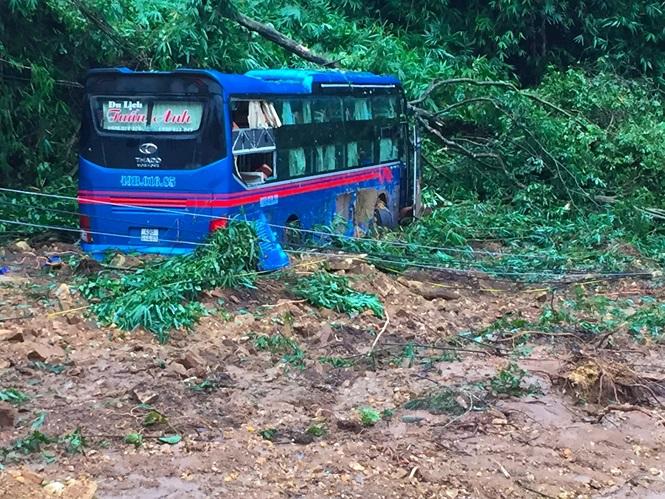 Ô tô khách bị đất đá sạt lở "xô" xuống vực. 