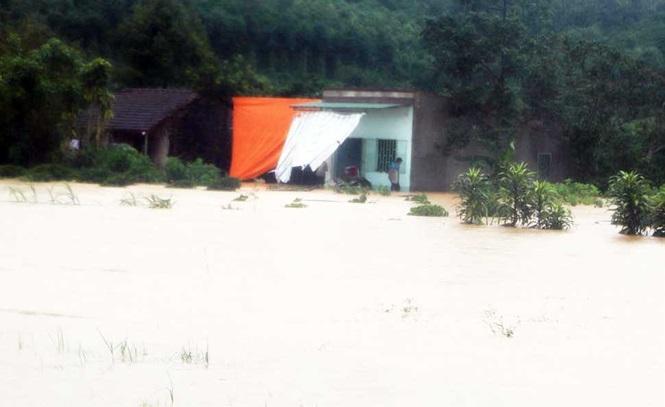 Nhiều ngôi nhà bị lũ cô lập