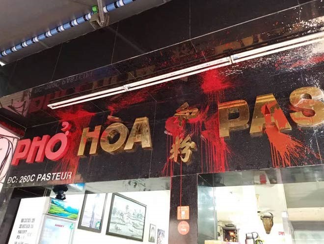 Quán phở Hòa bị kẻ gian ném chất bẩn, sơn, mắm tôm...