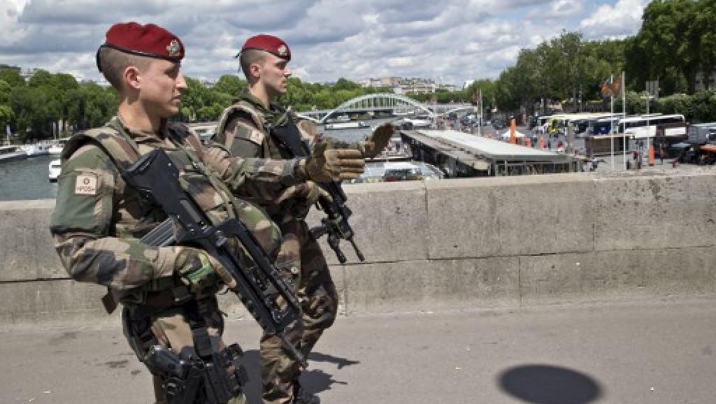 Binh sĩ Pháp tuần tra ở thủ đô Paris.