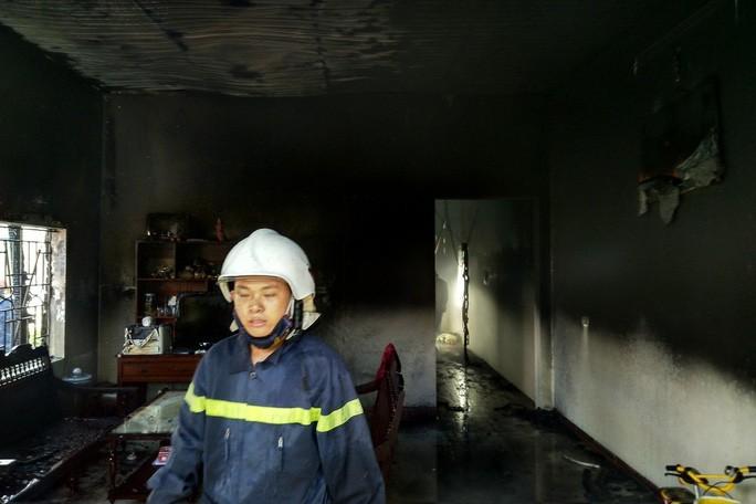 Nhiều đồ dùng của gia đình anh Thắng cũng bị lửa thiêu rụi